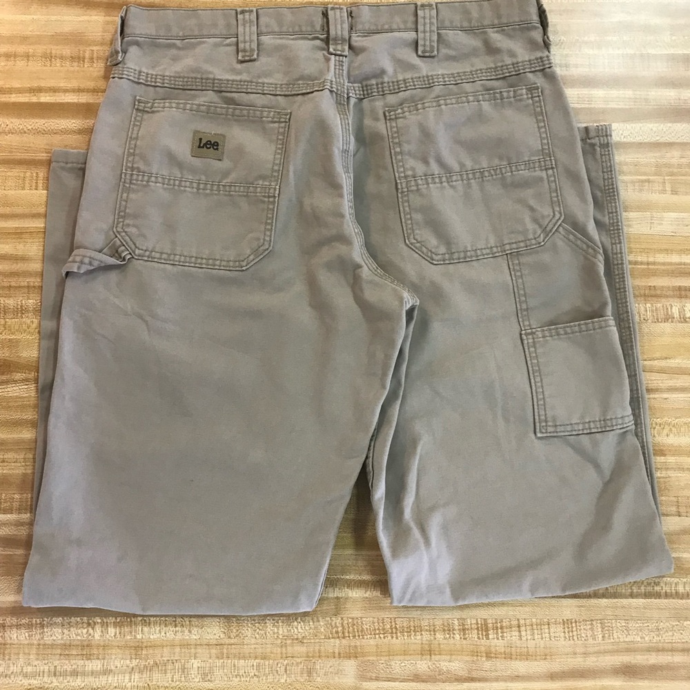 Men’s khaki pants 🧰